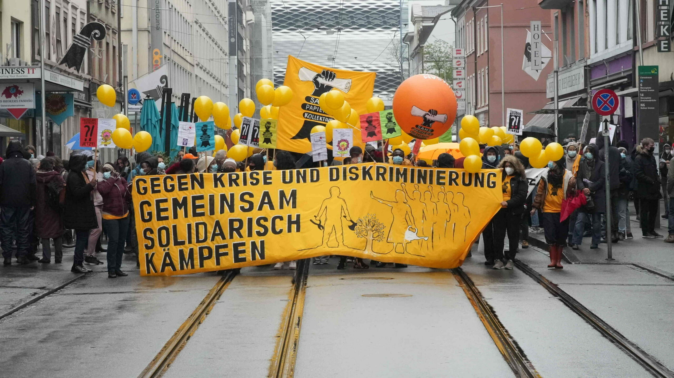 “Gegen Krise und Diskriminierung”: Demonstration der Sans-Papiers-Kollektive am 1. Mai 2021 in Basel. (Bild: Sans-Papiers-Kollektive Basel)