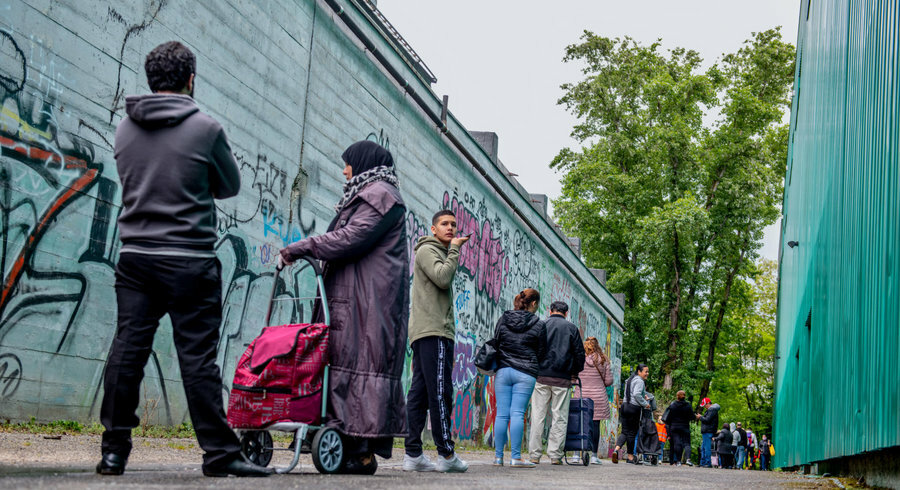 Pandémie de Covid-19 : des personnes font la queue à Genève pour recevoir de la nourriture gratuite. (photo : David Wagnières)